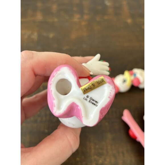 Disney Daisy Duck Figurines Glass Enesco Mickey & Co Holiday Ski Pink Bow Donald - Picture 11 of 12